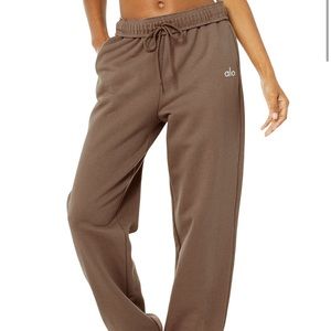 Alo accolade sweatpants in green/brown
